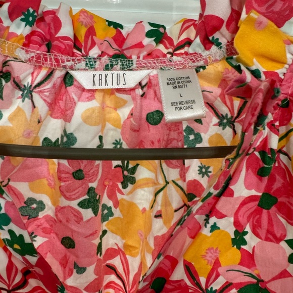 Floral Blouse with flutter sleeves. - Picture 2 of 2